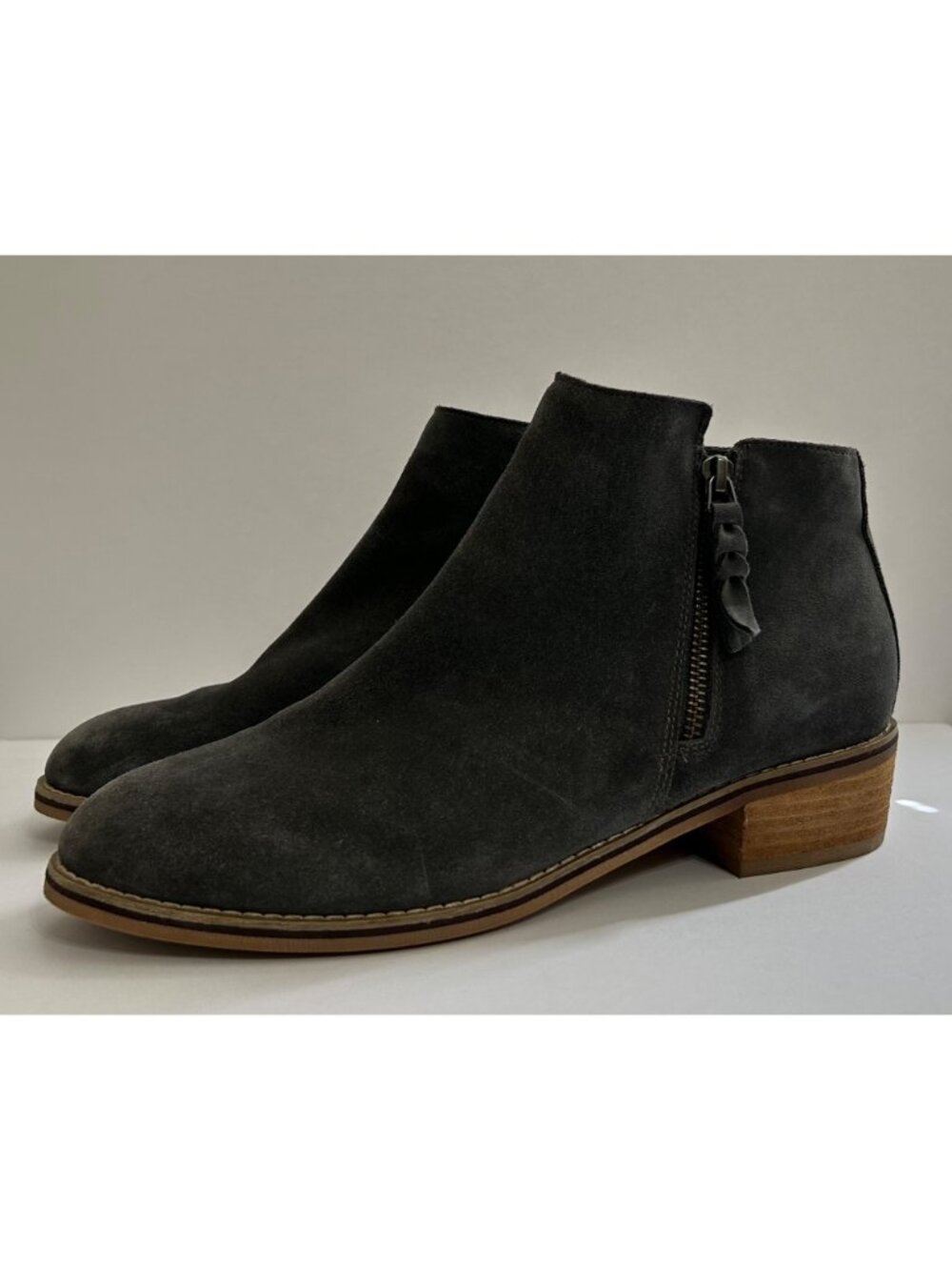 Blondo Women's Waterproof Suede Ankle Boots Side Zippers Gray Low Block Heel 11M - Picture 2 of 11